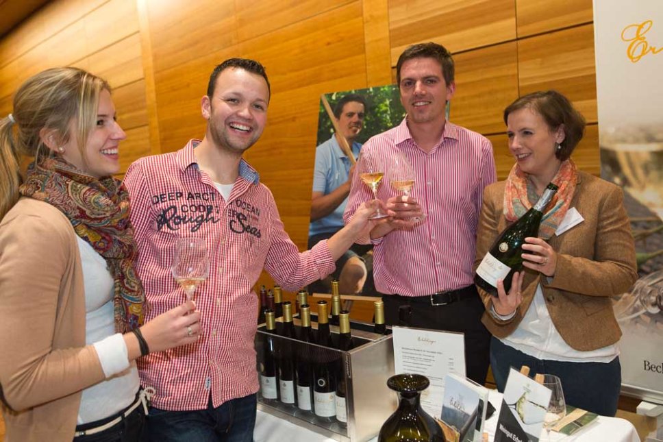 junge Leute präsentieren Wein bei der Weinmesse 