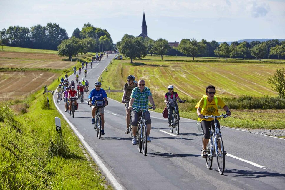 eine Gruppe Radfahrer auf einer Landstrasse