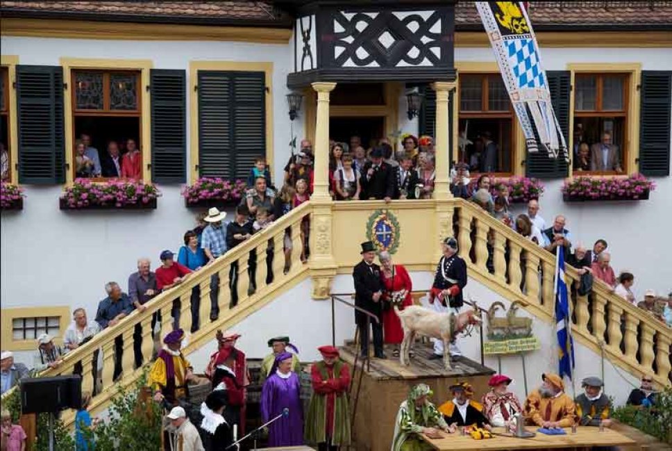 Historisch gekleidete Personen mit Geißbock vor dem Rathaus