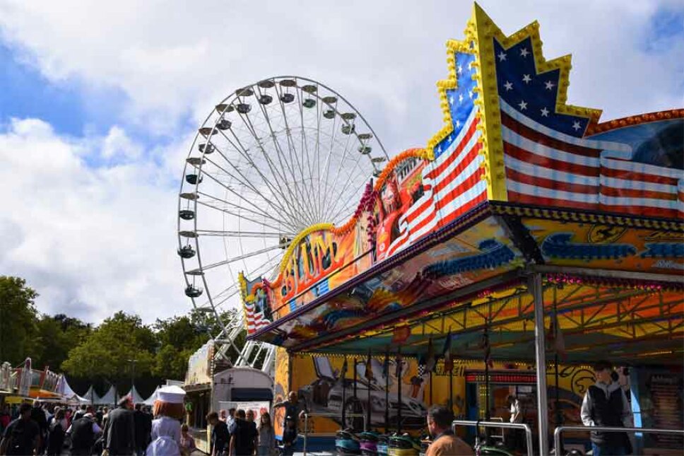 Riesenrad auf einem Jahrmarkt