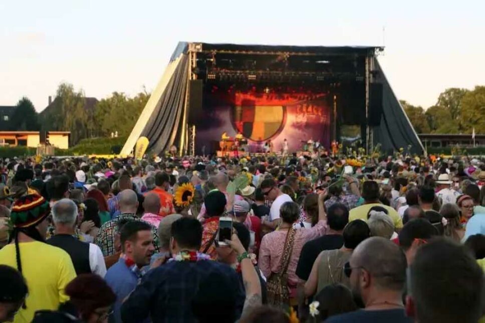 viele Menschen vor einer Konzertbühne im Freien