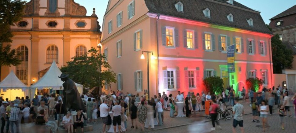 viele Menschen auf der Maximilianstrasse in Speyer