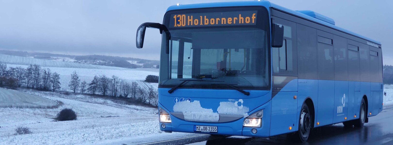 VRN-Bus auf einer verschneiten Landstrasse