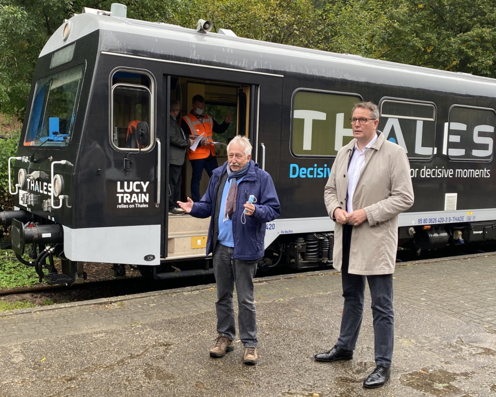 4-10-2021 Minister Schweitzer Und Werner Schreiner Vor Dem Thales Forschungszug Lucy-kl