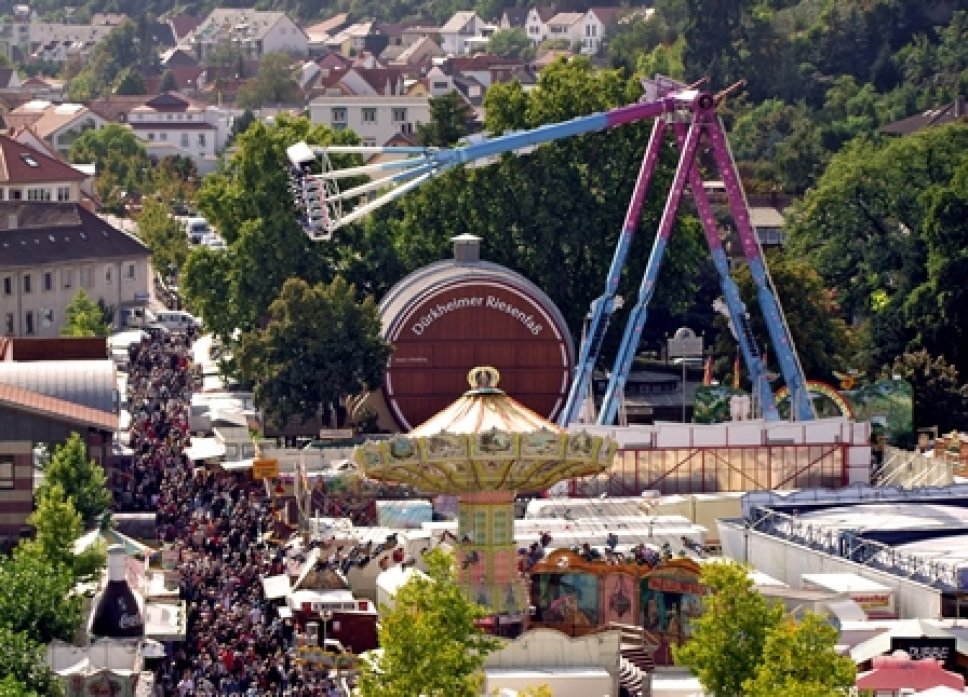  Blick auf den Wurstmarkt und Riesenfass